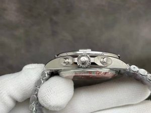 Breitling-Chronomat-Crown-768x576