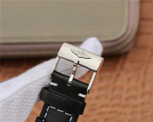 Breitling-Logo-on-Buckle