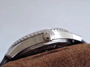 Breitling-Navitimer-8-Crown