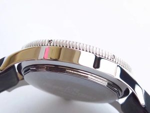 Breitling-Superocean-II-Case