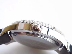 Breitling-Superocean-II-Crown